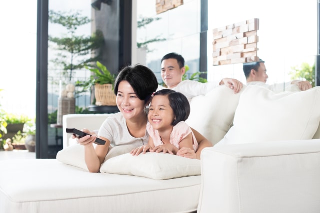 com-menonton TV bersama keluarga (Foto: Thinkstock)