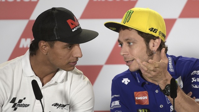 Hernandez (kiri) bersama Valentino Rossi. (Foto: JUAN MABROMATA / AFP)