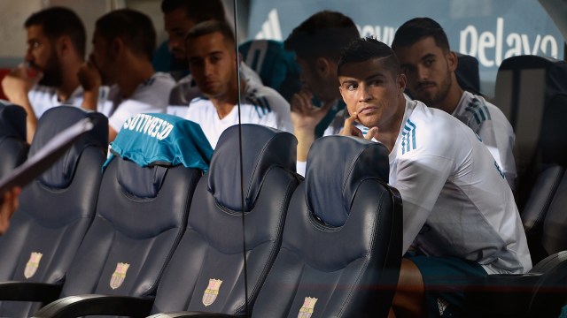 Cristiano Ronaldo duduk di bangku cadangan. (Foto: Lluis Gene/AFP)
