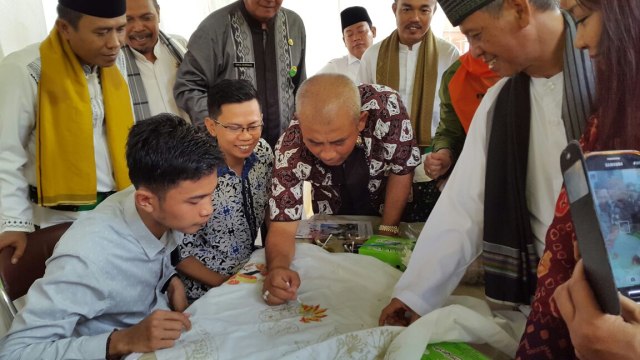 Tidak Hanya Kalangan Pemerintah, Rahmat Effendi Implementasikan Batik Bekasi Ke Sekolah