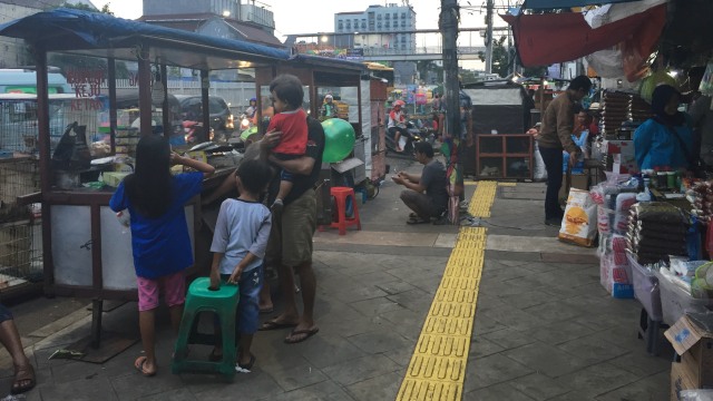 Kondisi trotoar Jatinegara (Foto:  Andreas Ricky Febrian/kumparan)