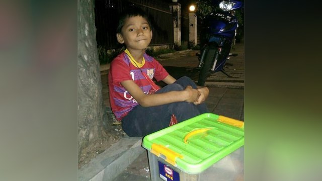Bocah penjual donat, Nanang Rizki (Foto: Instagram @keluhkesahojol.id)