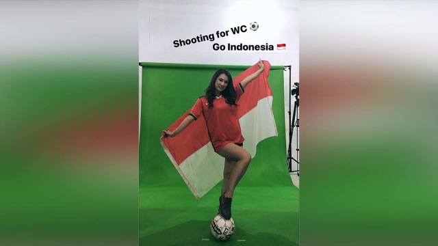 Miyabi mengenakan jersey Timnas Indonesia (Foto: Instagram @maria.ozawa)