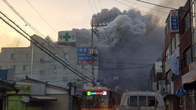 Suasana kebakaran di RS. Miryang (Foto: Kim Dong-min / Yonhap melalui REUTERS)