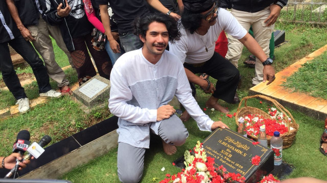 Reza Rahardian nyekar ke makam Benyamin Sueb (Foto: Adinda Githa/kumparan)