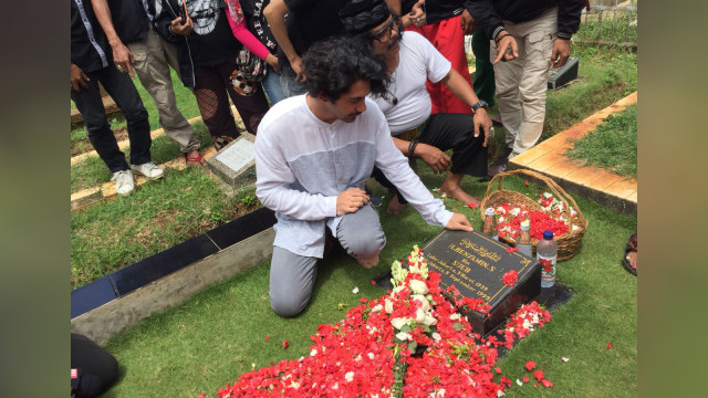 Reza Rahardian nyekar ke makam Benyamin Sueb (Foto: Adinda Githa/kumparan)