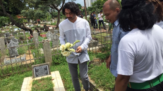 Reza Rahardian nyekar ke makam Benyamin Sueb (Foto: Adinda Githa/kumparan)