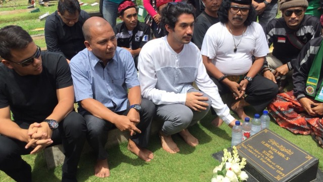 Reza Rahardian nyekar ke makam Benyamin Sueb (Foto: Adinda Githa/kumparan)