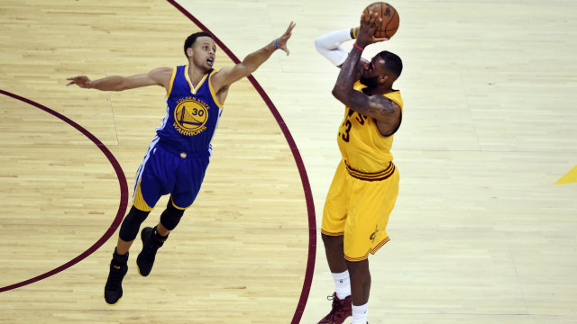 Stephen Curry vs LeBron James. (Foto: TIMOTHY A. CLARY / AFP)