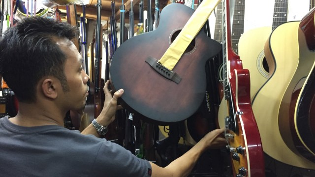 Gitar replika di Pasar Poncol Senen (Foto: Selfy Sandra Momongan/kumparan)