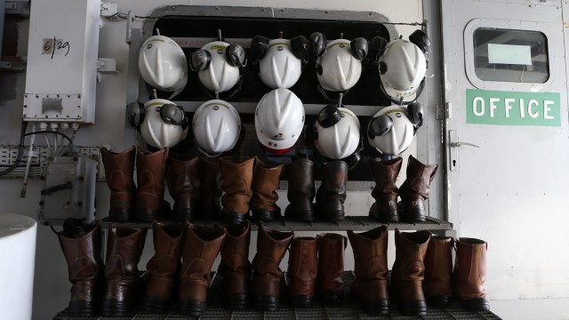 Sepatu dan Helmet pekerja Pertamina (Foto: Aditia Noviansyah/kumparan)