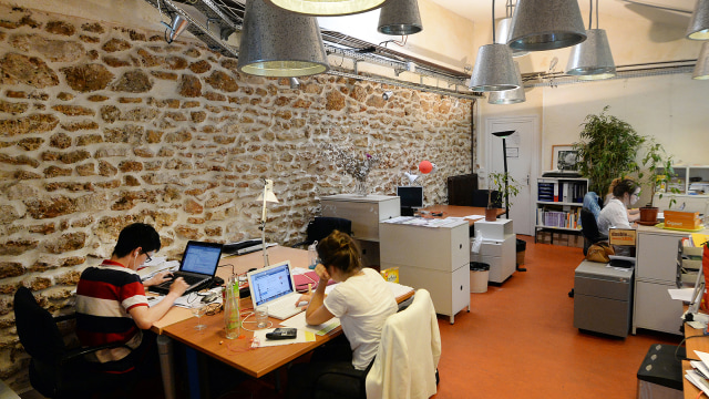 Ilustrasi area kerja coworking space (Foto: AFP PHOTO / PIERRE ANDRIEU)