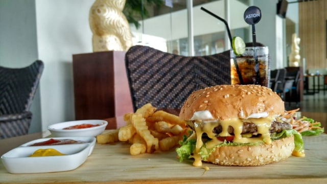 Inilah Burger ala Aston Cirebon dan Aneka Oasis Milkshake is Great