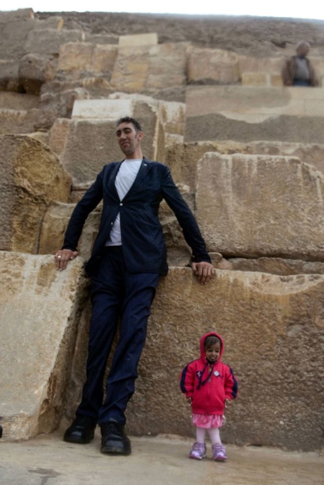 Pria Tertinggi dan Wanita Terpendek didunia (Foto: AFP)
