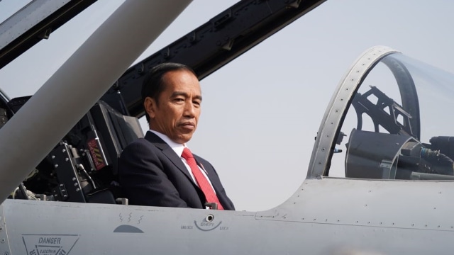 Jokowi jajal kokpit pesawat tempur di Pakistan. (Foto: Dok. Biro Setpers)