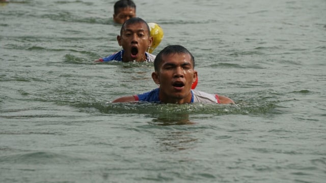 Aksi berenang bersama di Danau Sunter. (Foto: Irfan Adi Saputra/kumparan)