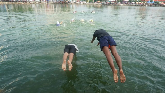 Aksi berenang bersama di Danau Sunter. (Foto: Irfan Adi Saputra/kumparan)