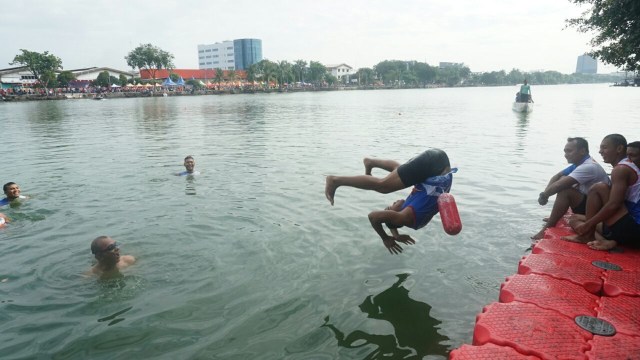 Aksi berenang bersama di Danau Sunter. (Foto: Irfan Adi Saputra/kumparan)