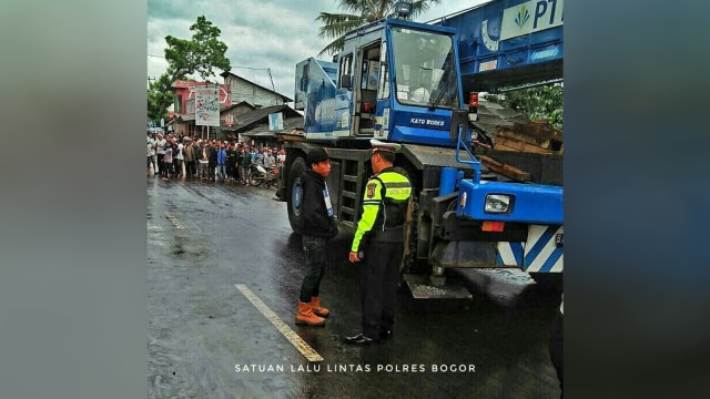 Evakuasi kecelakaan truck di Cikereteg. (Foto: Instagram/@tmcpolresbogor)