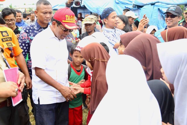 Kunjungi Anak-anak di Pengungsian, Mensos: Tanamkan Budaya Sadar Bencana Sejak Dini