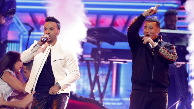 Luis Fonsi dan Daddy Yankee di Grammy Awards 2018. (Foto: Reuters/Lucas Jackson)
