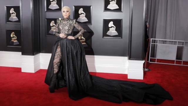 Lady Gaga dalam Armani Privé (Foto: REUTERS/Andrew Kelly)