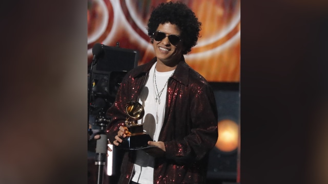 Bruno Mars terima tropi di Grammy Awards 2018. (Foto: Reuters/Lucas Jackson)