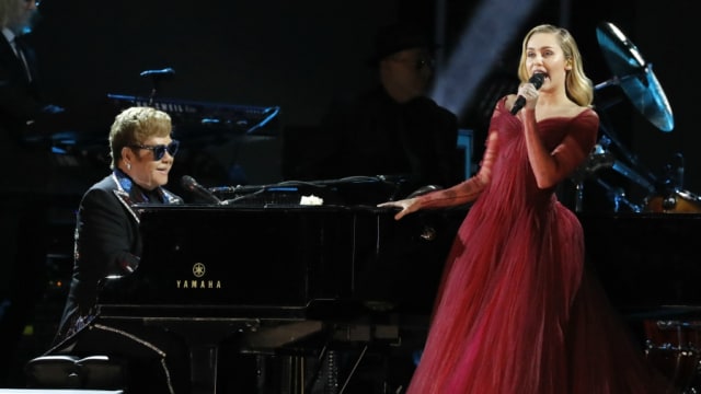 Elton John dan Miley Cyrus (Foto: REUTERS/Lucas Jackson)