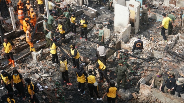 Kerja bakti pembersihan puing kebakaran Krukut  (Foto: Helmi Afandi/kumparan)