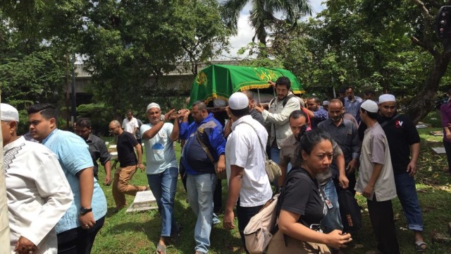 Jenazah Aliyah tiba di TPU Menteng Pulo (Foto: Sarah Yulianti/kumparan)