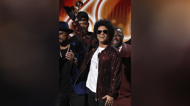 Bruno Mars terima tropi di Grammy Awards 2018 (Foto: Reuters/Lucas Jackson)