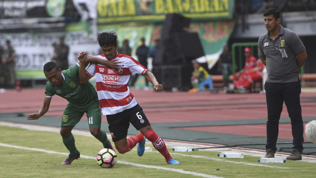 Persebaya Surabaya vs Madura United FC (Foto:  ANTARA FOTO/Zabur Karuru)