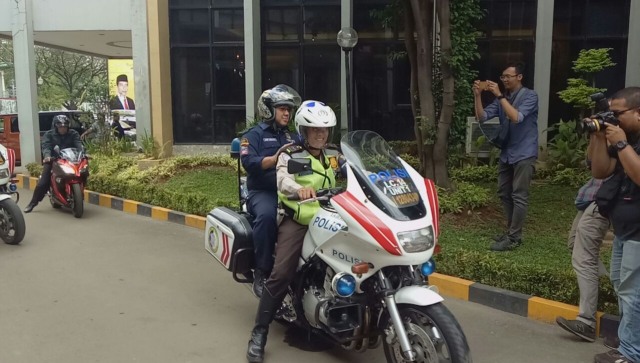 Ketua KPU Membonceng Motor Patwal (Foto: Ferio Pristiawan/kumparan)