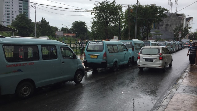 Angkot mogok beroperasi di Jalan Jati Baru. (Foto: Fachrul Irwinsyah/kumparan)