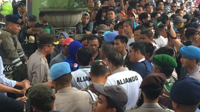 Massa masih bertahan demo di Kemenhub (Foto: Soejono Saragih/kumparan)