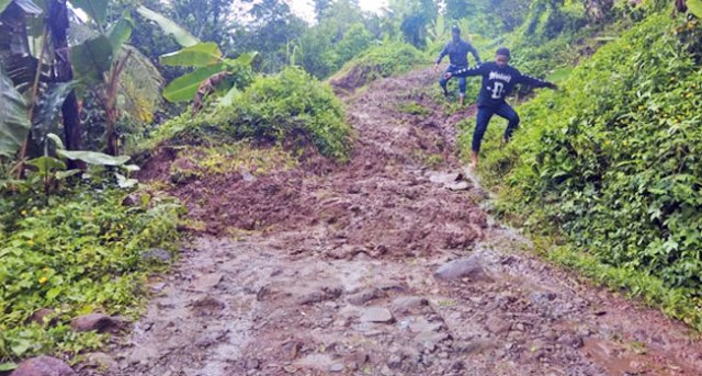 Longsor Tutup Jalan, Warga Desa Gunungtanjung Sukabumi Terisolir