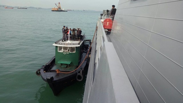 KRI Lepu tangkap kapal pengangkut solar ilegal (Foto: Dok. Koarmabar)