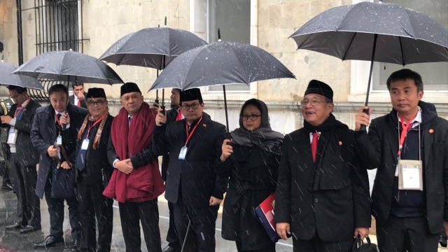 Teten Masduki menggunakan selimut pesawat (Foto: Pramono Anung)