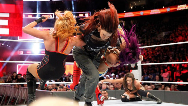 Lita menjatuhkan Becky Lynch dan Sasha Banks. (Foto: Dok. WWE)