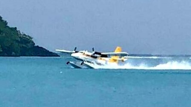 Seaplane mendarat di air. (Foto: Facebook/Kemenpar)