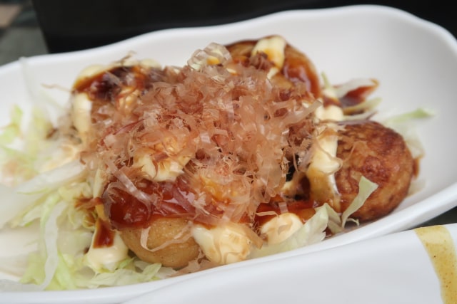 Takoyaki dengan taburan katsuoboshi (Foto: Intan Kemala Sari)