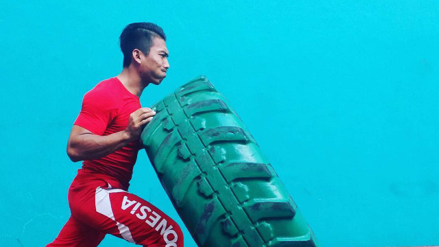 Deni, atlet angkat besi Indonesia (Foto: Instagram @deno_lifter)
