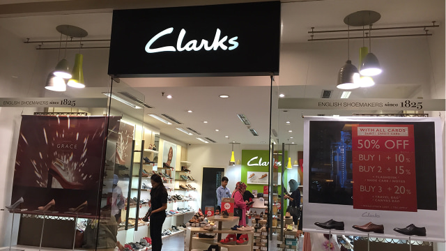 Diskon sepatu Clarks jelang tutup di Mal GI (Foto:  Ema Fitriyani/kumparan)