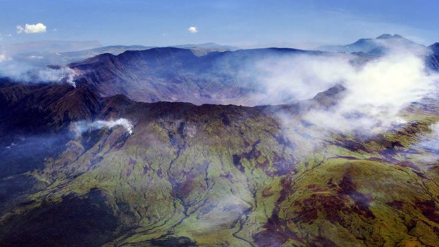 Kaldera Gunung Tambora (Foto: Wikimedia Commons)
