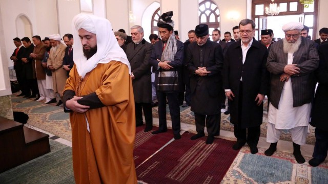 Jokowi jadi makmum di masjid Afghanistan. (Foto: Twitter/@fawadlameh)