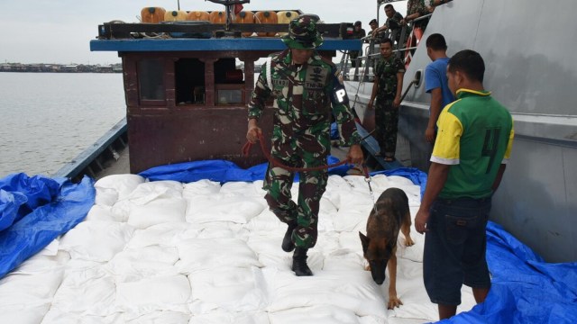 Tni Al Tangkap Kapal Penyelundup Ton Beras Ketan Ilegal Kumparan Com