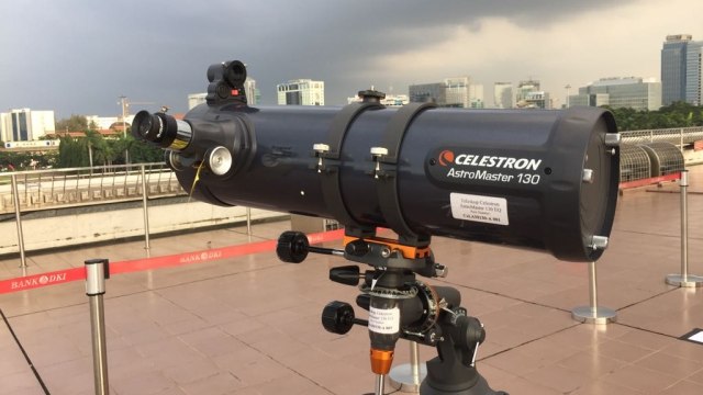 Teleskop untuk pengamatan gerhana bulan di Monas. (Foto: Sayid Muhammad Mulki Razqa/kumparan)