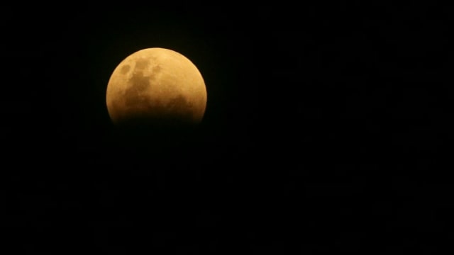 Gerhana bulan terlihat di Kota Tua (Foto: Fanny Kusumawardhani/kumparan)