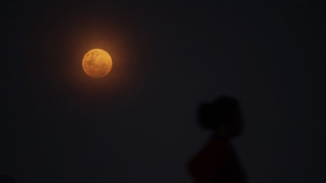 Gerhana bulan terlihat di Monas (Foto: Fanny Kusumawardhani/kumparan)