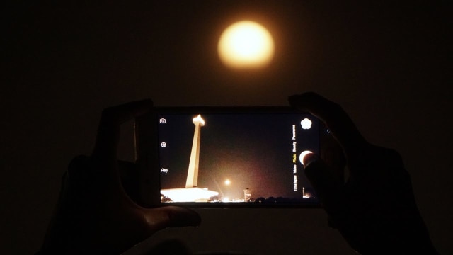 Gerhana bulan terlihat di Monas (Foto: Fanny Kusumawardhani/kumparan)